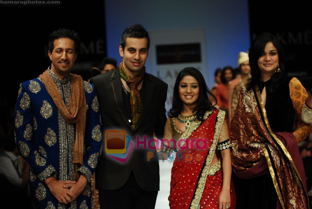 Sunidhi Chauhan, Sulaiman Merchant walks the ramp for Shyamal Bhumika Show at Lakme Winter fashion week day 4 on 20th Sept 2010 