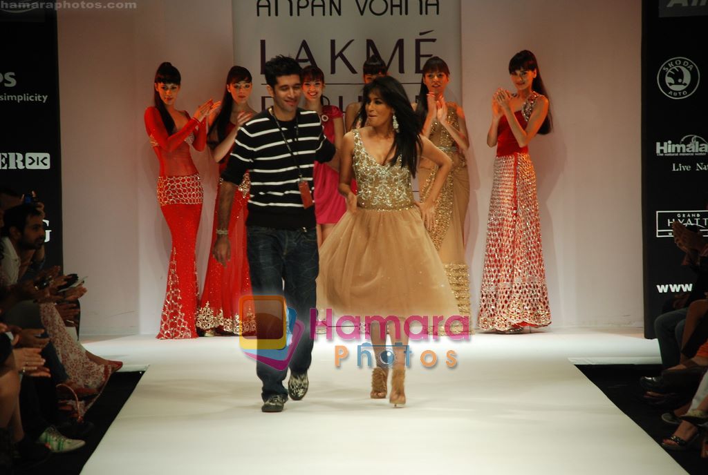 Chitrangada Singh walks the ramp for Arpan Vohra Show at Lakme Winter fashion week day 3 on 19th Sept 2010 