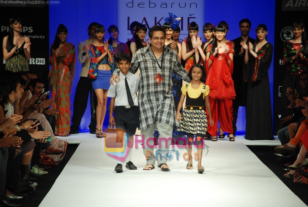 Model walks the ramp for Debarun Show at Lakme Winter fashion week day 3 on 19th Sept 2010 
