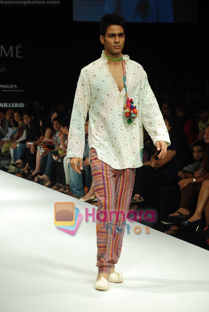 Model walks the ramp for Purvi Doshi Show at Lakme Winter fashion week day 3 on 19th Sept 2010 