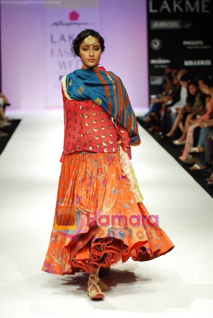 Model walks the ramp for Anupamaa Show at Lakme Winter fashion week day 3 on 19th Sept 2010 