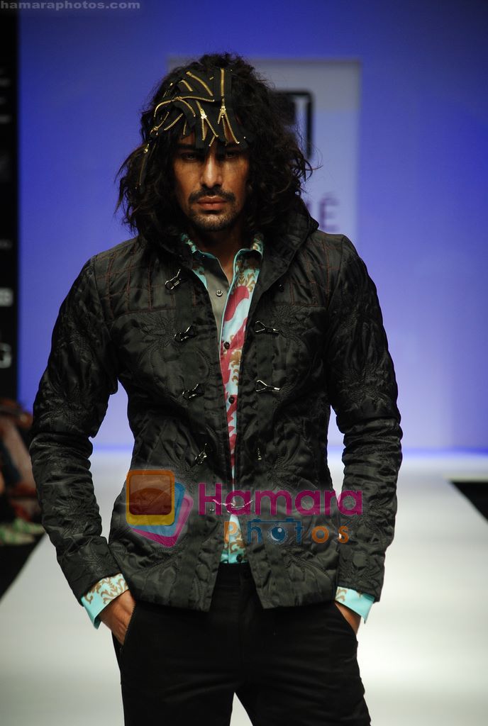 Model walks the ramp for Sanjay Hingu Show at Lakme Winter fashion week day 3 on 19th Sept 2010 