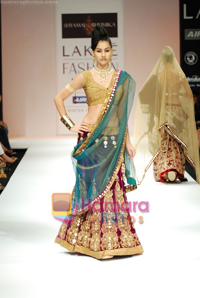 Model walks the ramp for Shyamal Bhumika Show at Lakme Winter fashion week day 4 on 20th Sept 2010 
