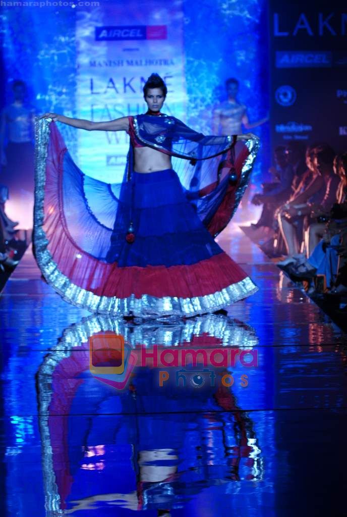 Model walks the ramp for Manish Malhotra Show at Lakme Winter fashion week day 4 on 20th Sept 2010 