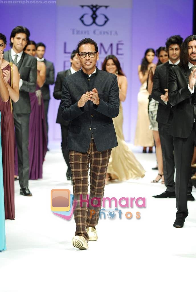 Model walks the ramp for Tory Costa Show at Lakme Winter fashion week day 4 on 20th Sept 2010 