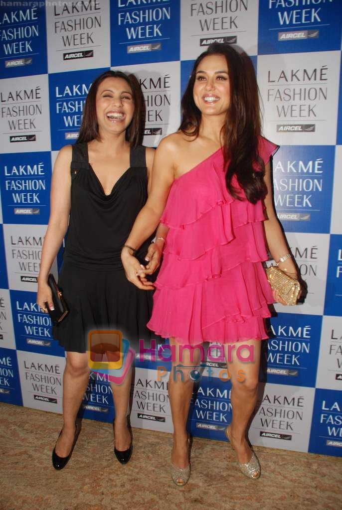 Ranu Mukherjee, Preity Zinta at Manish Malhotra Show at Lakme Winter fashion week day 4 on 20th Sept 2010 