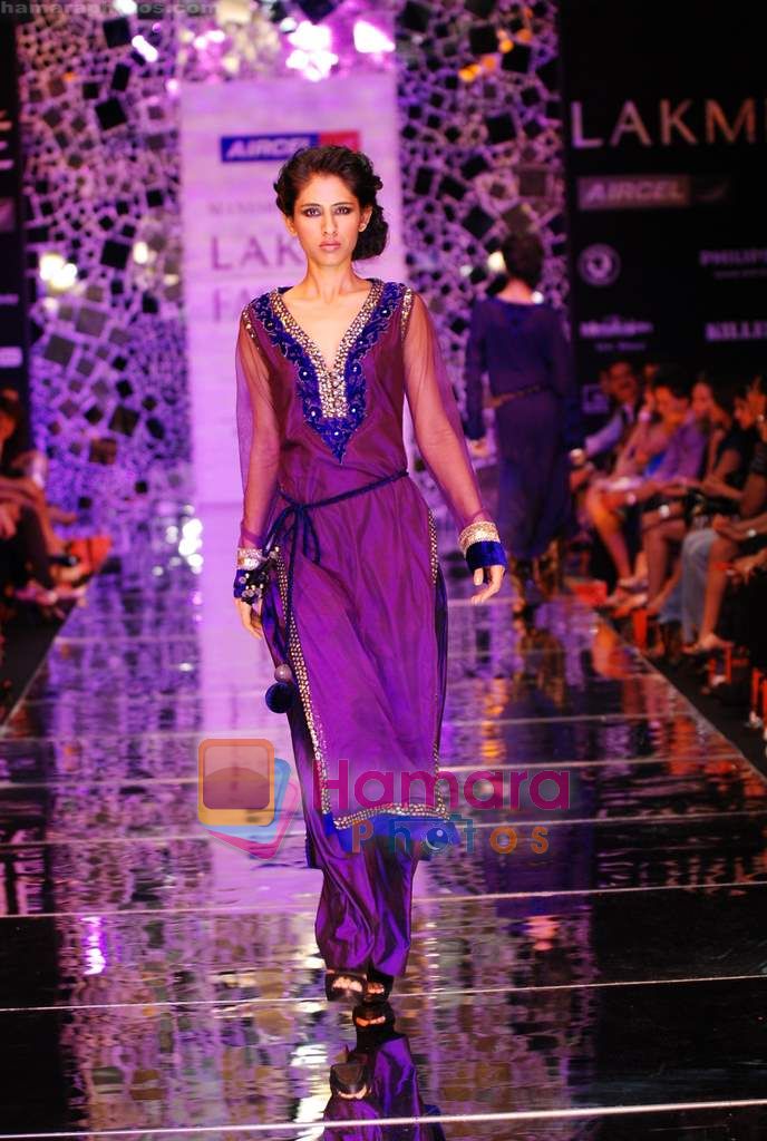 Model walks the ramp for Manish Malhotra Show at Lakme Winter fashion week day 4 on 20th Sept 2010 