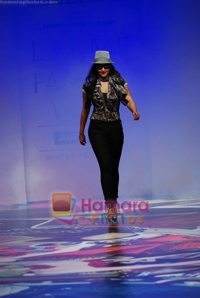 Sonakshi Sinha walks the ramp for Narendra Kumar Show at Lakme Winter fashion week day 4 on 20th Sept 2010 