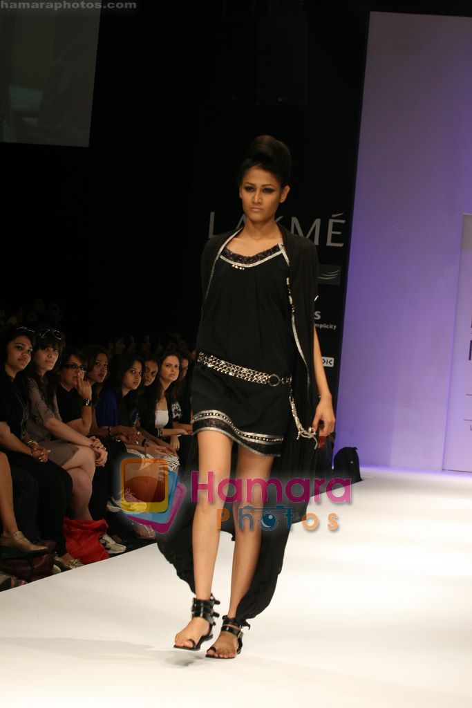 Model walks the ramp for Smriti Gupta Show at Lakme Winter fashion week day 5 on 21st Sept 2010 