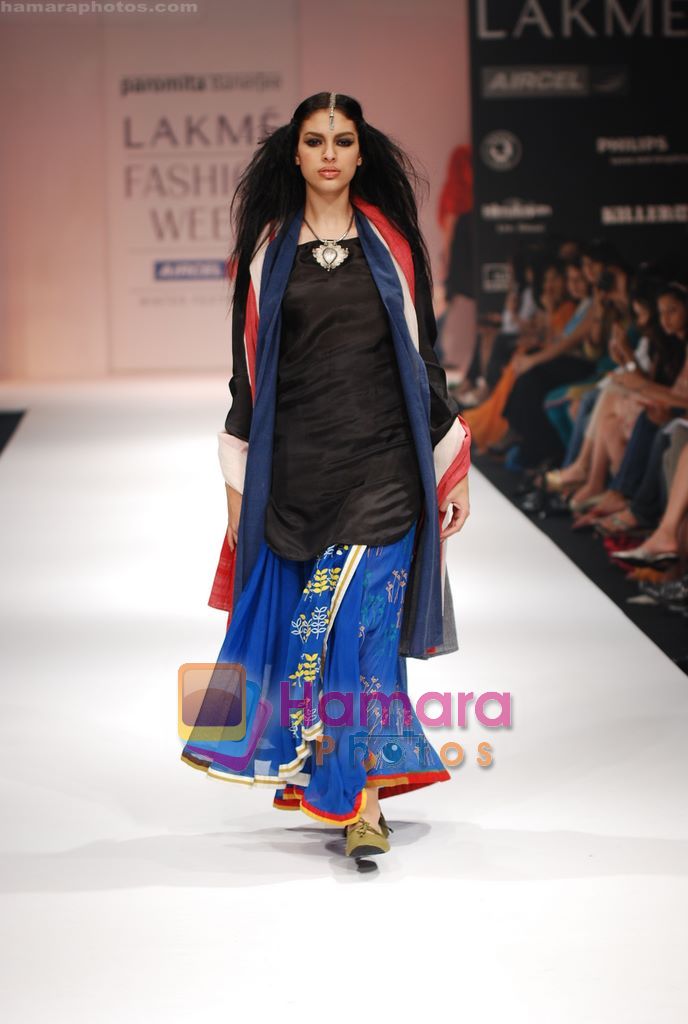 Model walks the ramp for Paromita Show at Lakme Winter fashion week day 5 on 21st Sept 2010 