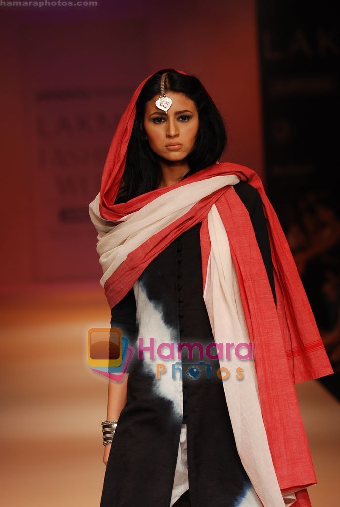 Model walks the ramp for Paromita Show at Lakme Winter fashion week day 5 on 21st Sept 2010 