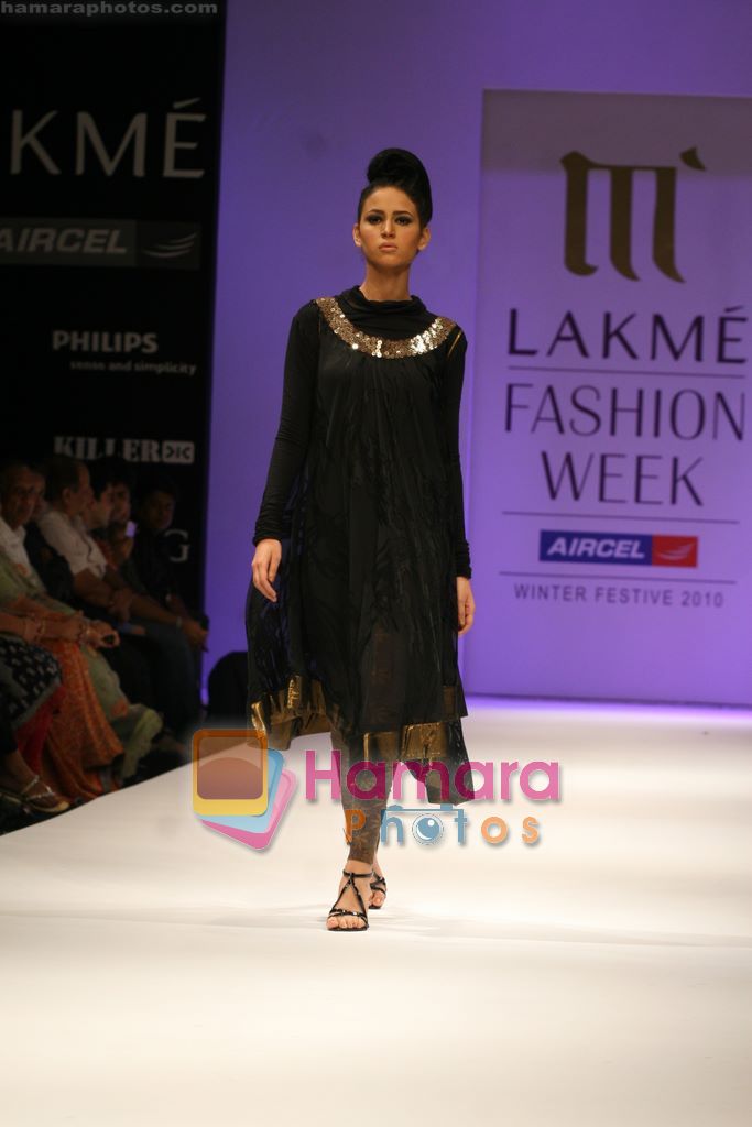 Model walks the ramp for Manju Agarwal Show at Lakme Winter fashion week day 5 on 21st Sept 2010