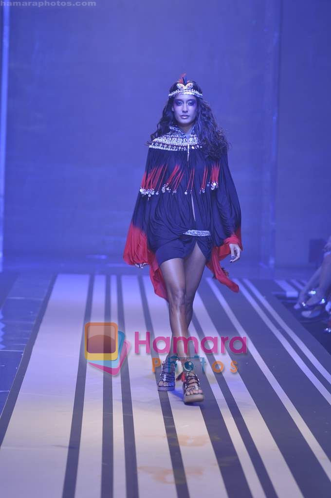 Model walks the ramp for Malini Ramani Show at Lakme Winter fashion week day 5 on 21st Sept 2010 