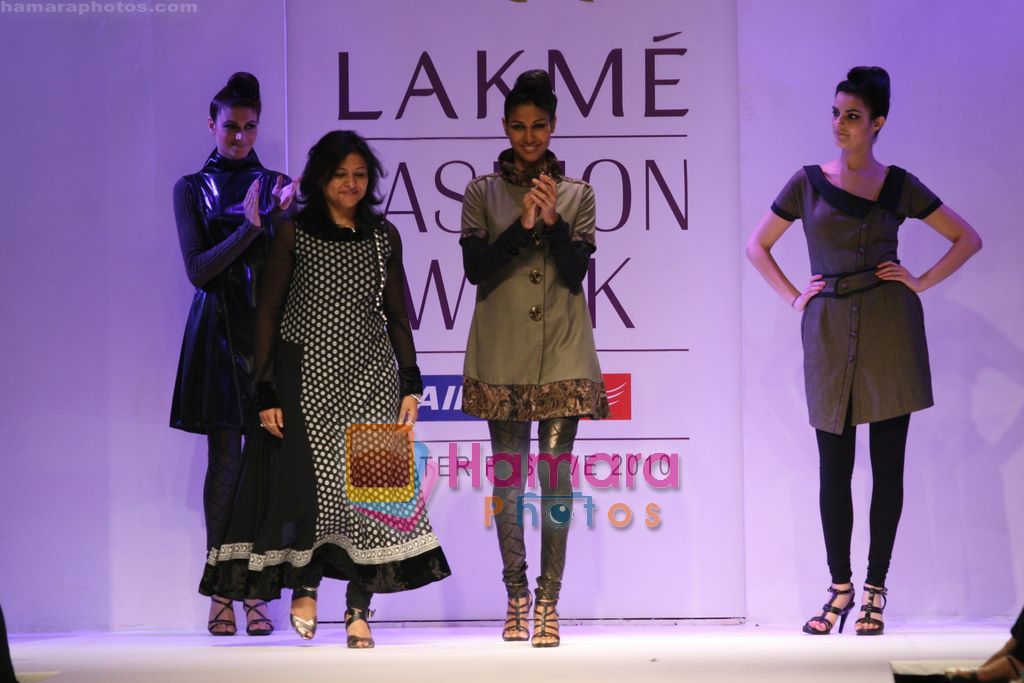 Model walks the ramp for Manju Agarwal Show at Lakme Winter fashion week day 5 on 21st Sept 2010 
