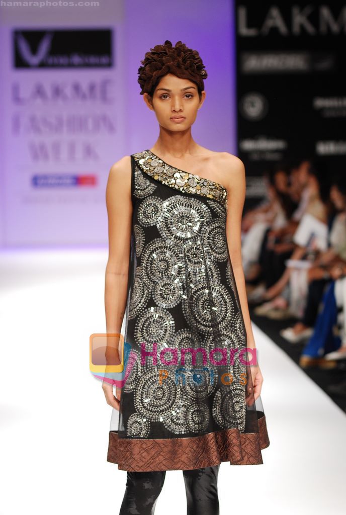Model walks the ramp for Vivek Kumar Show at Lakme Winter fashion week day 5 on 21st Sept 2010 