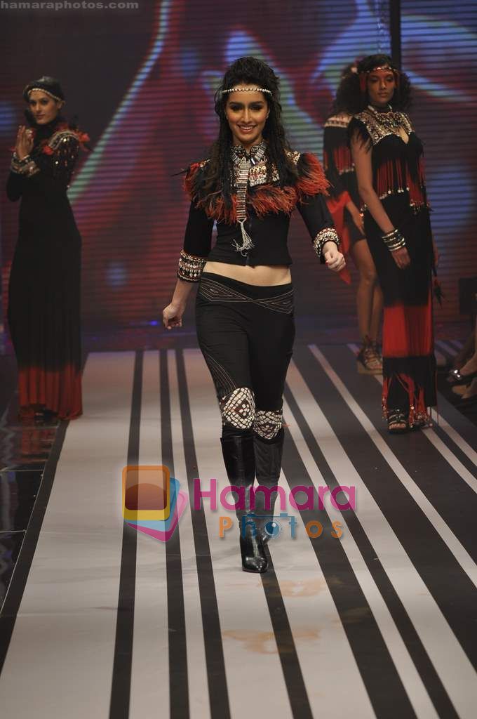 Shraddha Kapoor walks the ramp for Malini Ramani Show at Lakme Winter fashion week day 5 on 21st Sept 2010 