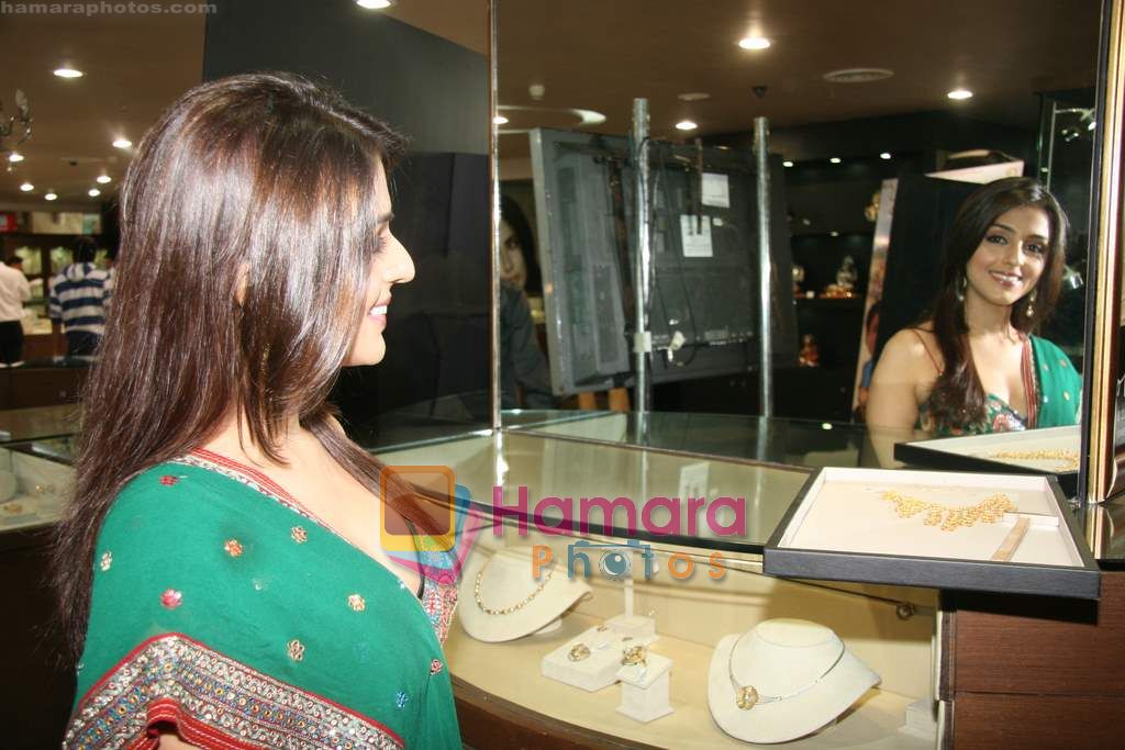 Aarti Chhabria promote Dus Tola film at Gitanjali store in Atria Mall on 23rd Sept 2010 