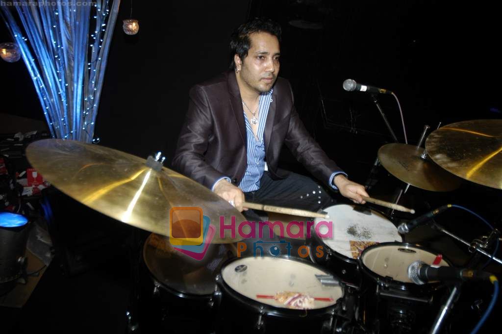 Mika Singh at Rahul Vaidya's bday bash in Imperial Palace on 24th Sept 2010 