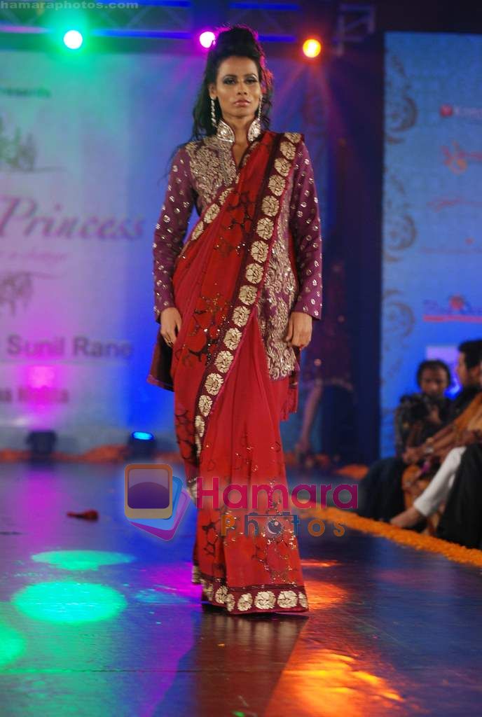 Model walks the ramp for Krishna Mehta Show at Indian Princess in J W Marriott on 25th Sept 2010 