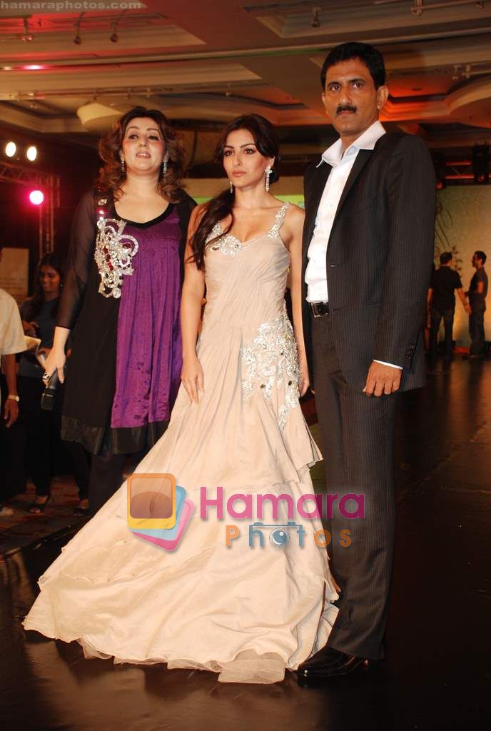Soha Ali Khan walks the ramp for Archana Kocchar Show at Indian Princess in J W Marriott on 25th Sept 2010 