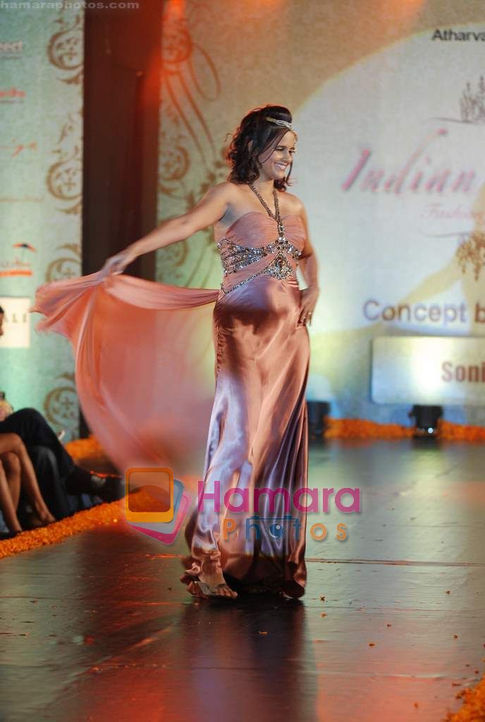Nisha Harale walks the ramp for Sonia Mehra Show at Indian Princess in J W Marriott on 25th Sept 2010 