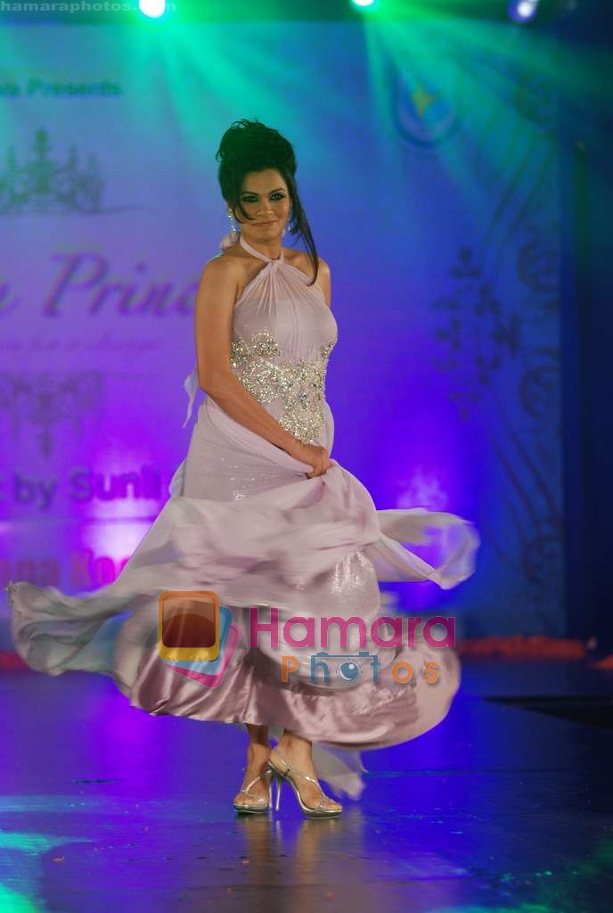 Maria Goretti walks the ramp for Archana Kocchar Show at Indian Princess in J W Marriott on 25th Sept 2010 