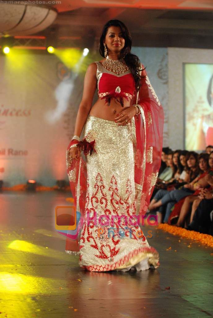 Mugdha Godse walks the ramp for Manali Jagtap Show at Indian Princess in J W Marriott on 25th Sept 2010 