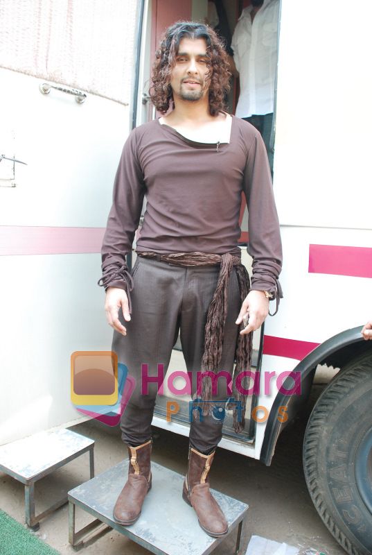 Sonu Sood on the sets of Chhote Ustaad in Mumbai on 27th Sept 2010 