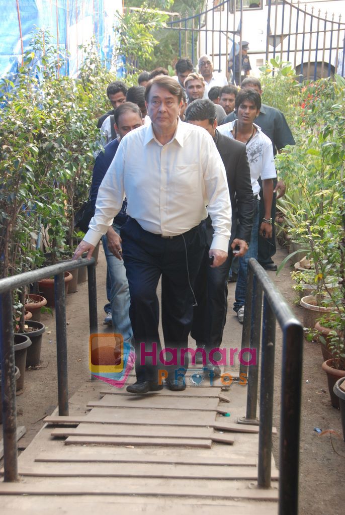 Randhir Kapoor, Akshay Kumar on Masterchef in Filmcity, Mumbai on 27th Sept 2010 