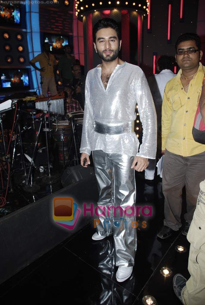 Shekhar Ravjiani on the sets of Sa Re Ga Ma in Famous Studio on 28th Sept 2010 