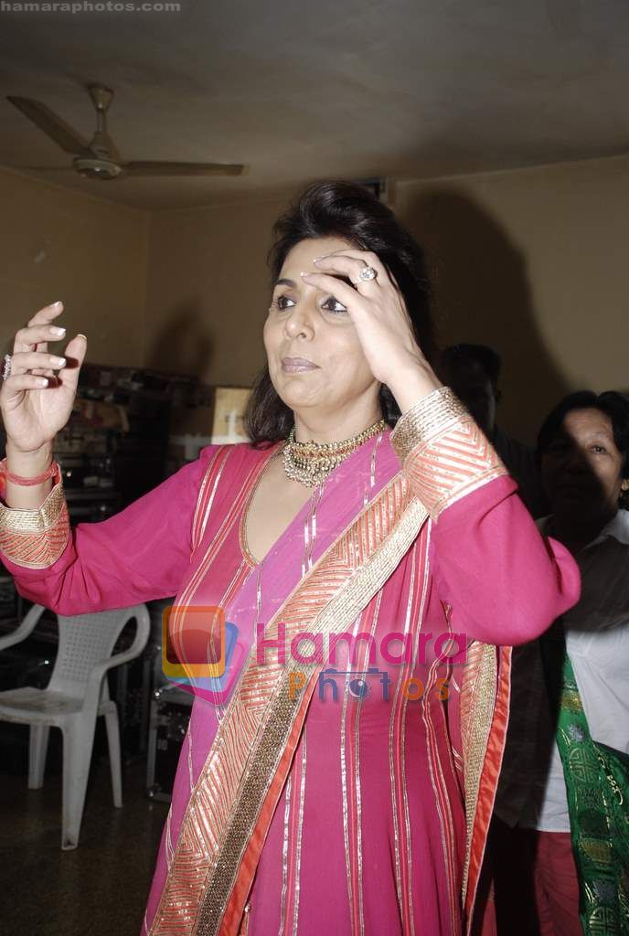 Neetu Singh on the sets of Sa Re Ga Ma in Famous Studio on 28th Sept 2010 