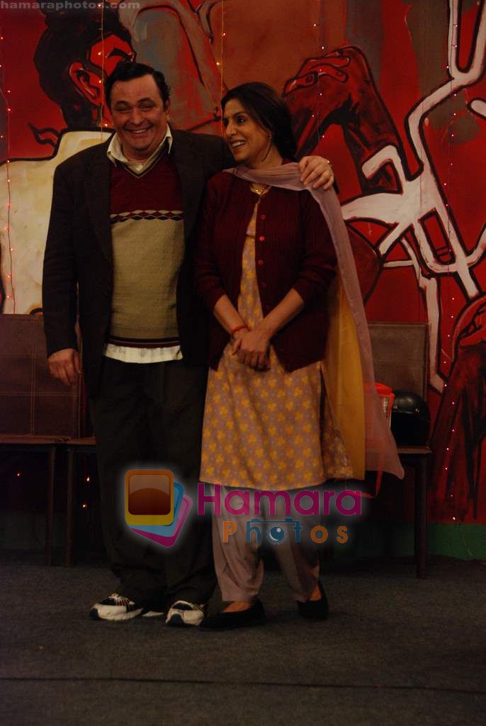 Rishi, Kapoor Neetu Singh on the sets of Taarak Mehta Ka Oolta Chasma in Kandivili on 29th Sept 2010 