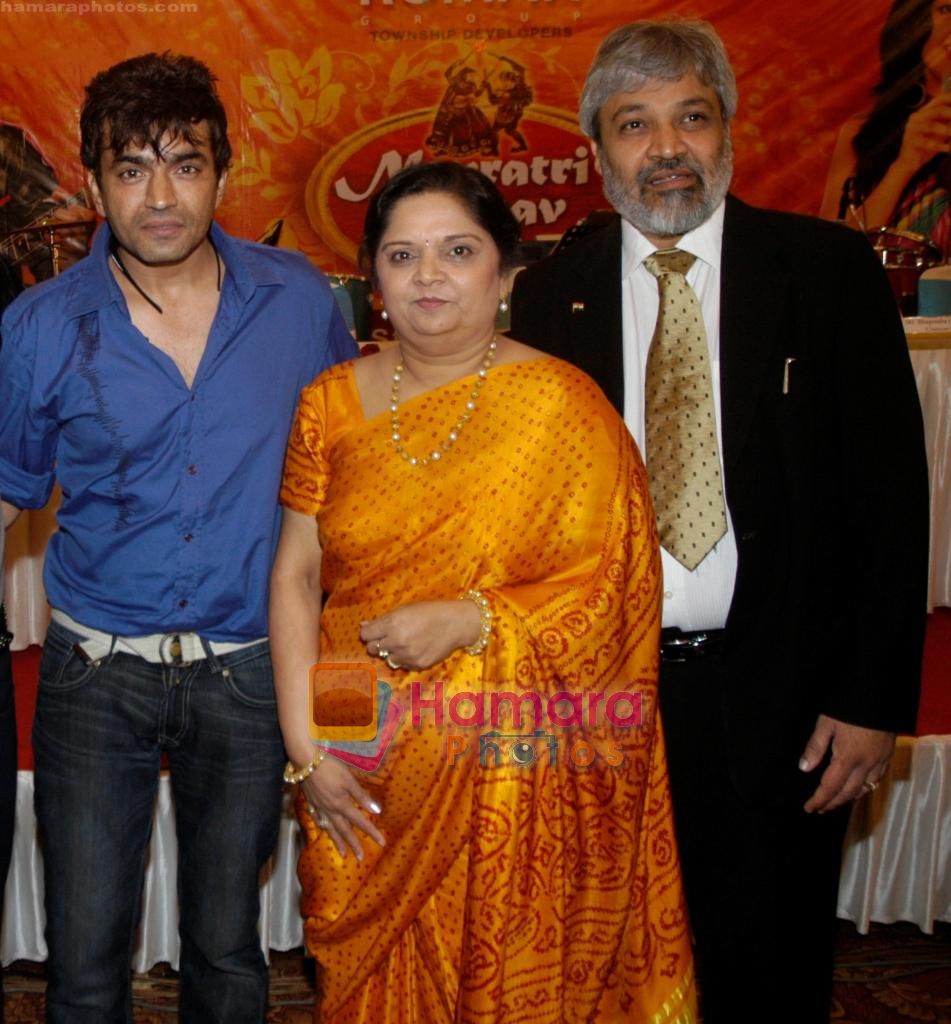 Raja Chaudhary, Nayana Desai with Bhupen Chheda at Roman Navratri Utsav_10 in Tulip Star, Juhu on 29th Sept 2010