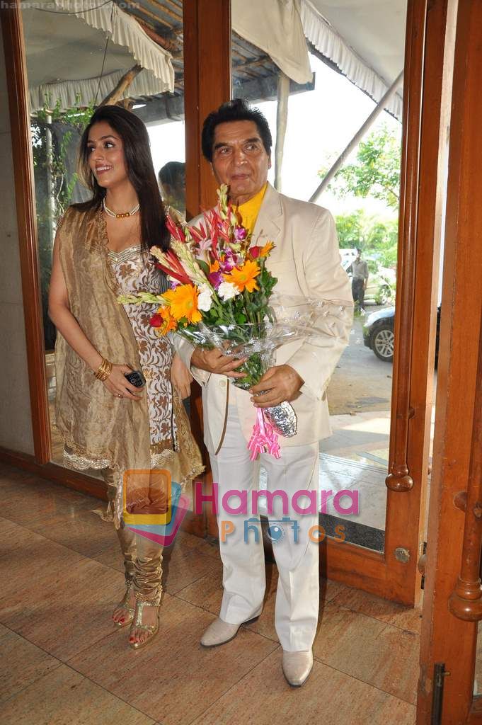 Aarti Chhabria & Asrani arrioving for the music launch of Dus Tola