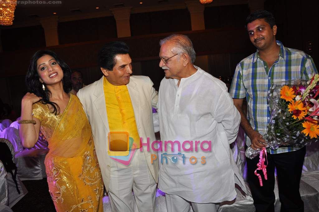 pallavi sharda, asrani, gulzar ji & Ajoy at music launch of Dus Tola