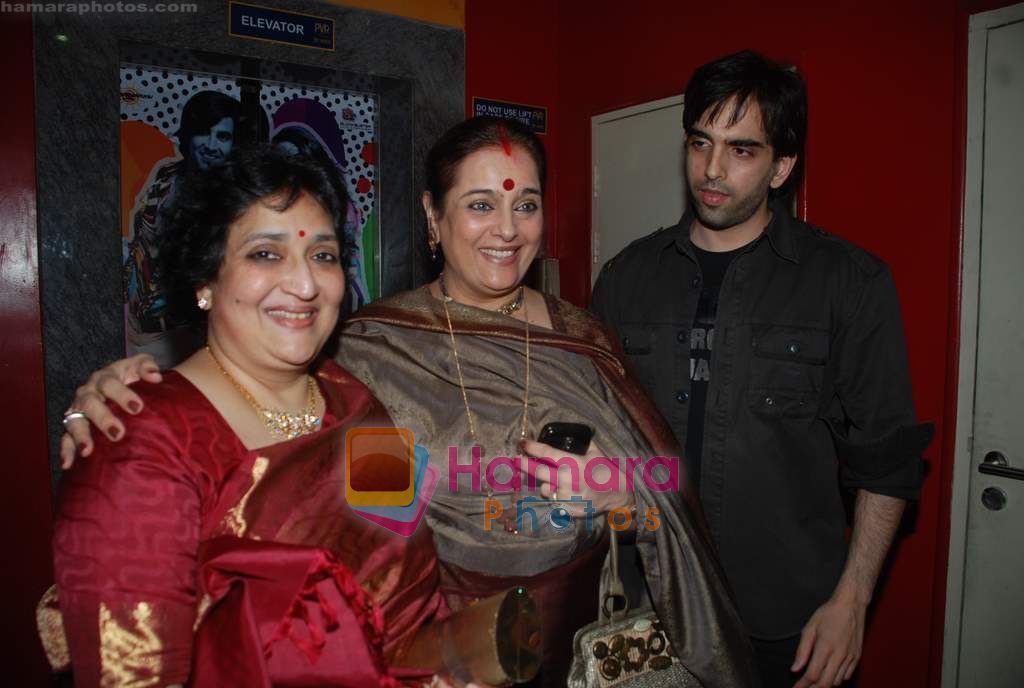 Poonam Sinha at Robot premiere hosted by Rajnikant in PVR, Juhu on 4th Sept 2010 