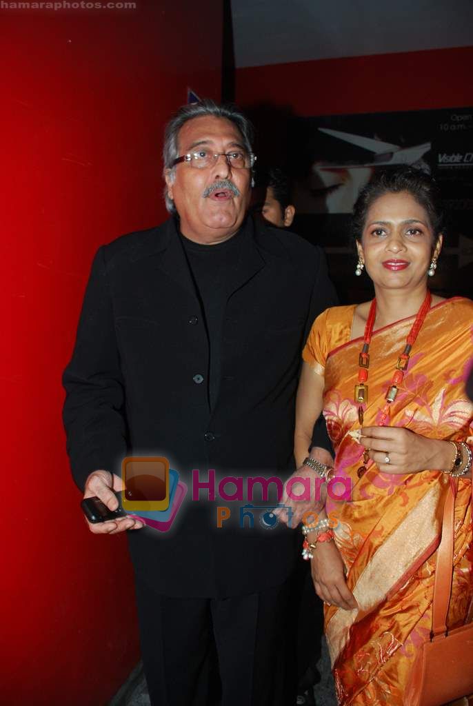 Vinod Khanna at Robot premiere hosted by Rajnikant in PVR, Juhu on 4th Sept 2010 