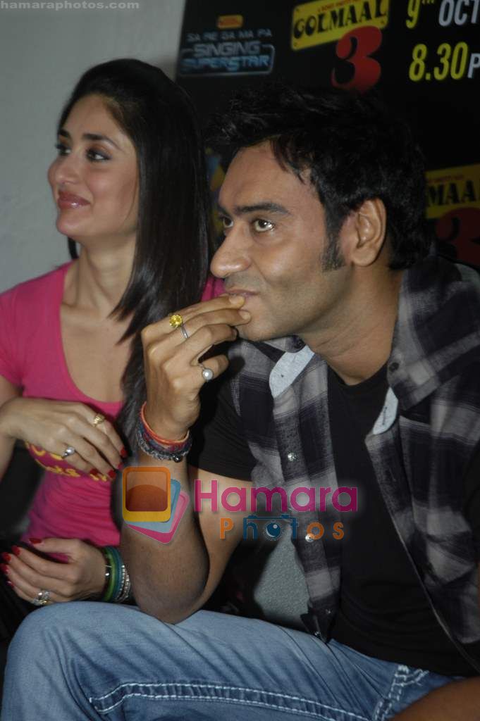 Ajay Devgan, Kareena Kapoor promote Golmaal 3 on the sets of ZEE's Saregama in Malad on 5th Oct 2010 