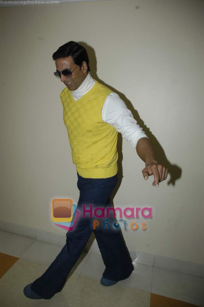 Akshay Kumar on the sets of Entertainment Ke Liye Kuch Bhi Karega grand finale in Yashraj Studios on 5th Oct 2010 