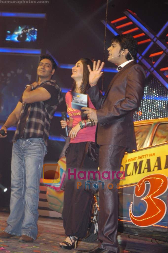 Ajay Devgan, Kareena Kapoor promote Golmaal 3 on the sets of ZEE's Saregama in Malad on 5th Oct 2010 