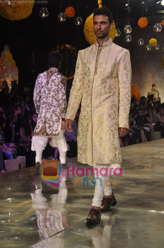 Model walks the ramp for Manish Malhotra Show on day 1 of HDIL on 6th Oct 2010 ~0