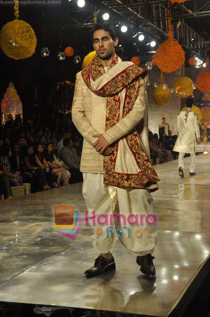 Model walks the ramp for Manish Malhotra Show on day 1 of HDIL on 6th Oct 2010 ~0