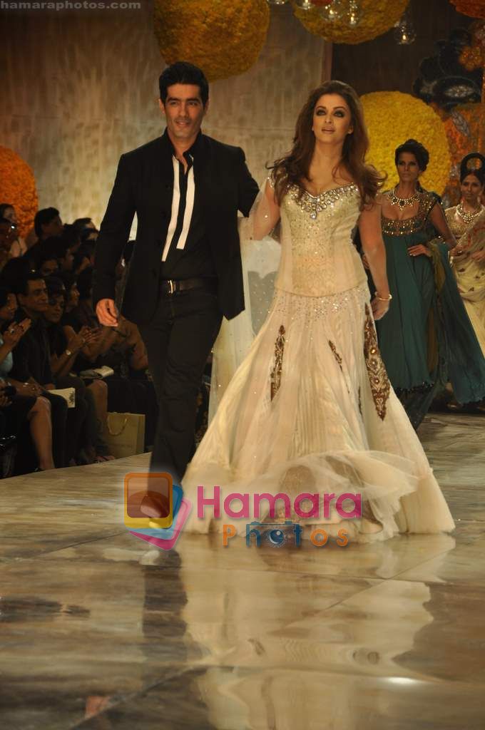 Aishwarya Rai Bachchan walks the ramp for Manish Malhotra Show on day 1 of HDIL on 6th Oct 2010 