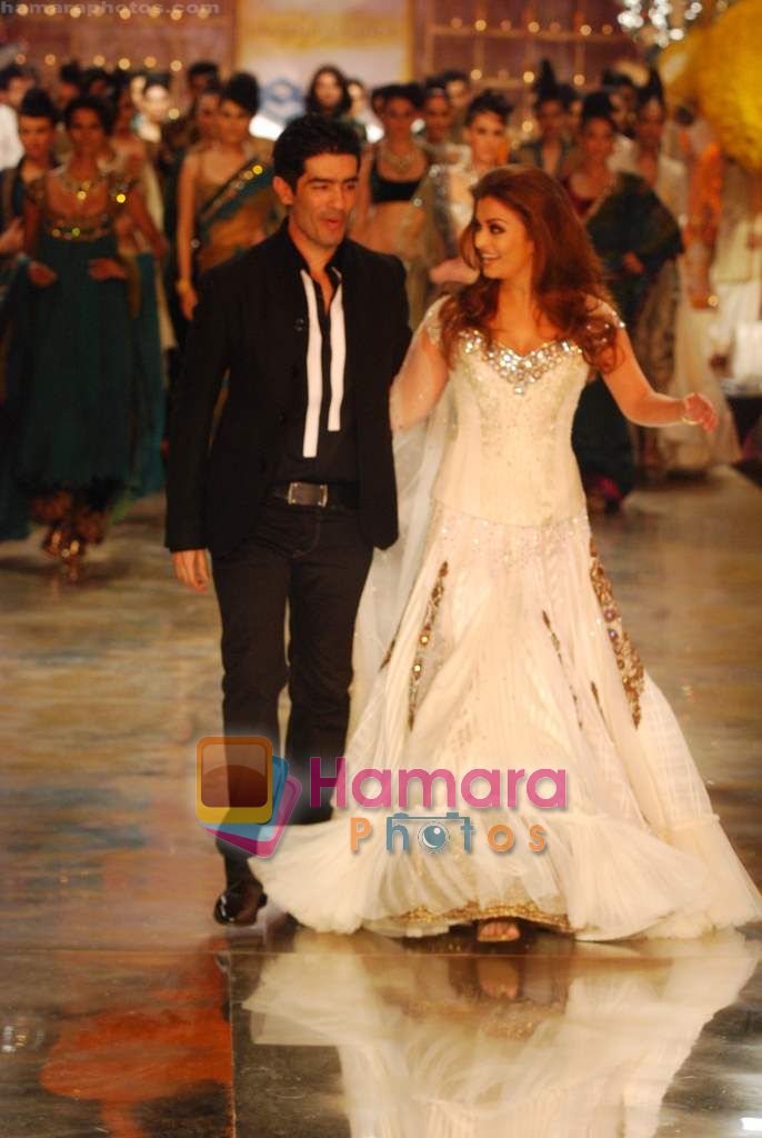 Aishwarya Rai Bachchan walks the ramp for Manish Malhotra Show on day 1 of HDIL on 6th Oct 2010 ~0