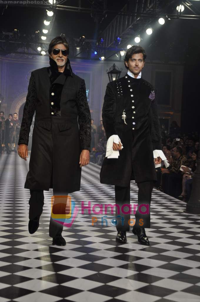 Amitabh Bachchan, Hrithik Roshan walks the ramp for Karan Johar and Varun Bahl's show on Day 2 of HDIL on 7th Oct 2010 