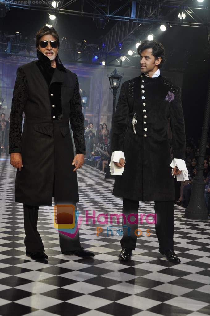 Amitabh Bachchan, Hrithik Roshan walks the ramp for Karan Johar and Varun Bahl's show on Day 2 of HDIL on 7th Oct 2010 