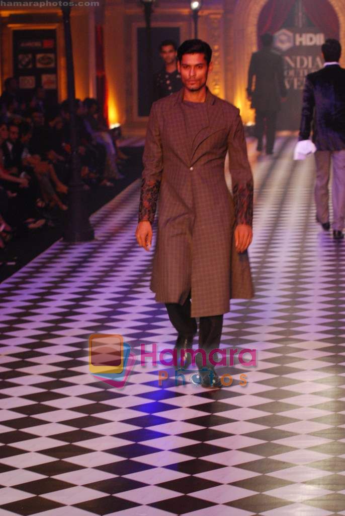 Model walks the ramp for Karan Johar and Varun Bahl's show on Day 2 of HDIL on 7th Oct 2010 