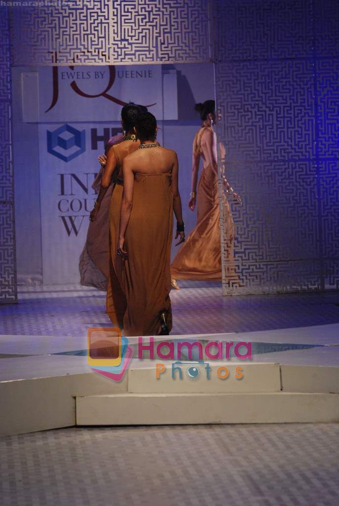Model walks the ramp for Queenie show on Day 2 of HDIL on 7th Oct 2010 
