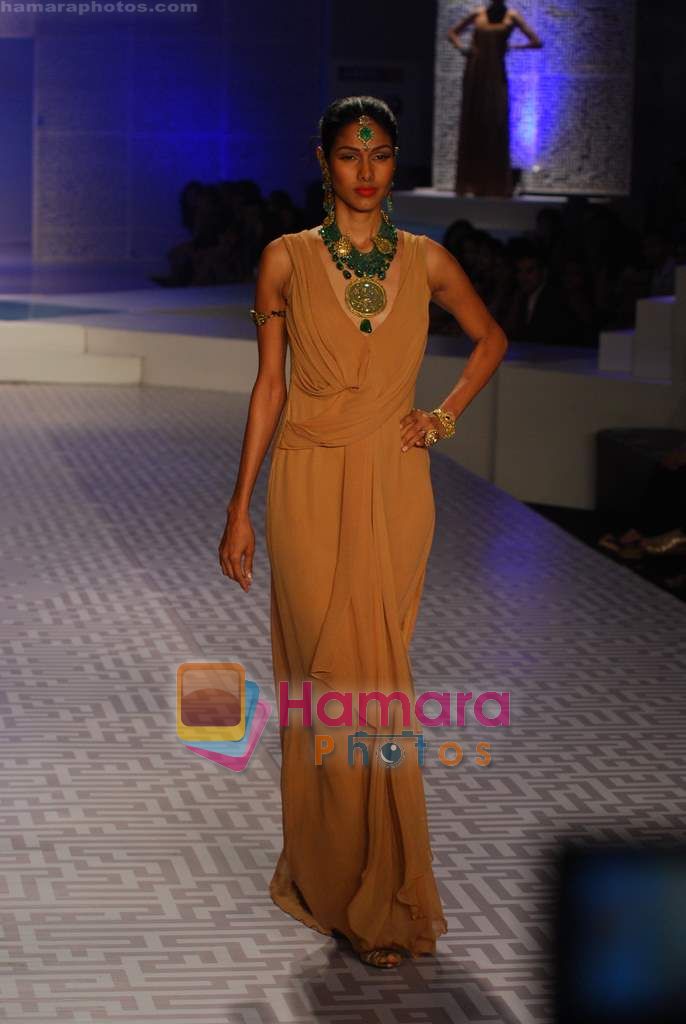 Model walks the ramp for Queenie show on Day 2 of HDIL on 7th Oct 2010 