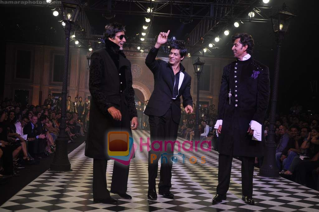 Amitabh Bachchan, Shahrukh Khan, Hrithik Roshan walks the ramp for Karan Johar and Varun Bahl's show on Day 2 of HDIL on 7th Oct 2010 